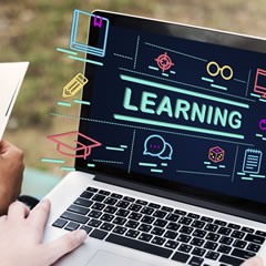 Laptop mit Schriftzug Leaning